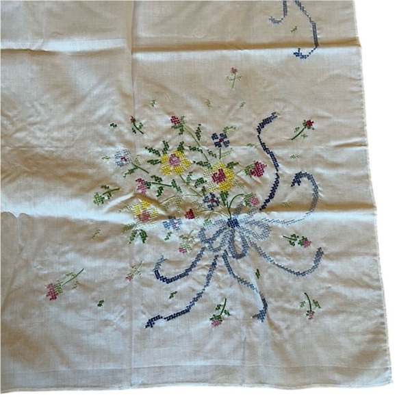 Floral Table Topper Runner or tablecloth. Hand stitched. 44x48”. New. Vintage - Picture 7 of 7
